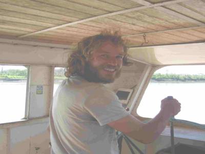 au commande du bateau sur l'amazonne