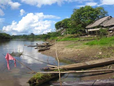 riviere au bord du village