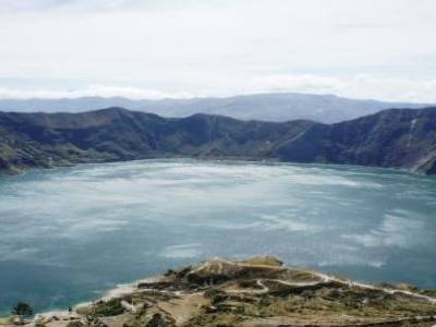 Une lagune dans le cratere de Quilotoa