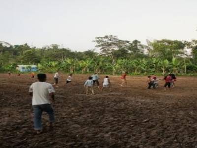 Partie de foot sur un terrain non homologue par la FIFA... J´en ai connu des champs de patate, mais alors celui-ci les a tous surpasse