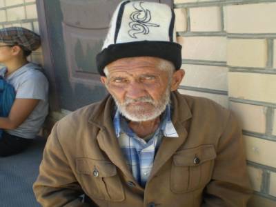 Vieux berger et son chapeau traditionel kirghize