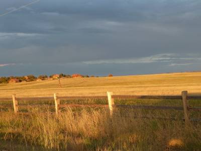 Coucher du soleil sur un ranch touristique. 