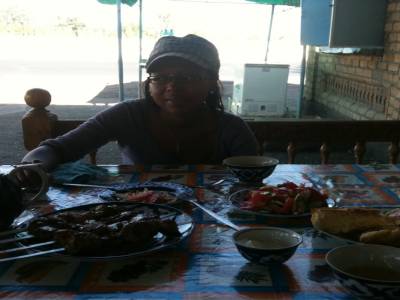 Repas Ouzbek sur le tapshan avec des shashlik, une lipioshka et du chay