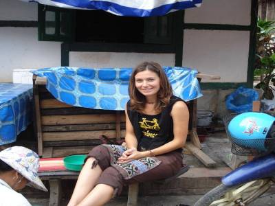 Manucure et pedicure dans une rue de Luang Prabang