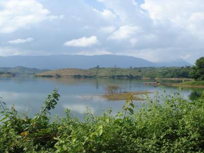 Sur la route Vientiane to Vang Vieng : le plus grand lac d Asie du sud-est