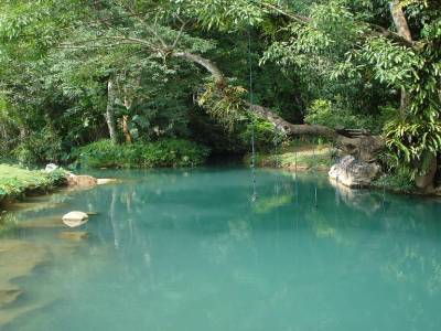 Le lagon de la grotte Tham Poukham