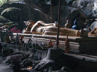 Le bouddha couche de la grotte Tham Poukham
