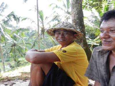 Un paysan en jaune et Abdul notre guide à droite