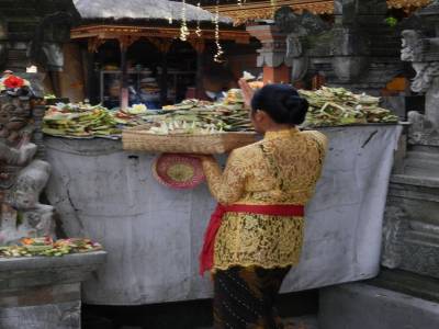 Un balinaise qui dépose des offrandes à Ubud