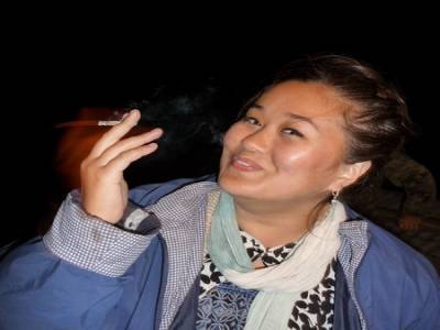 Elvira notre guide, fume sa premiere cigarette roulee francaise