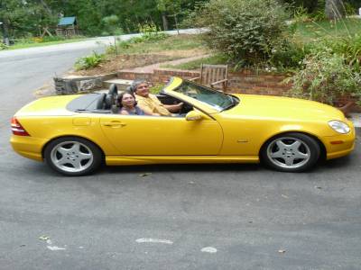 Agnès et Salva en Mercedes coupé-cabriolet