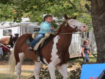 Petite fille qui montait comme un cowboy !