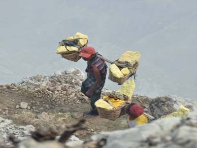 porteur de souffre au volcan