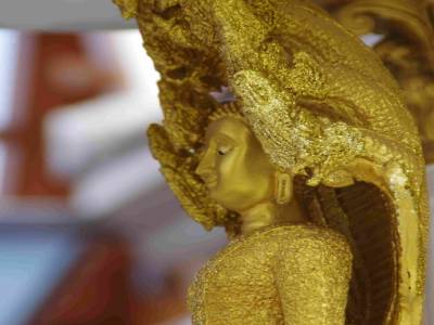 Pettite statuette