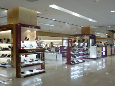 des chaussures par milliers