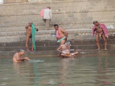 Toilette matinale sur le bord des Ghats