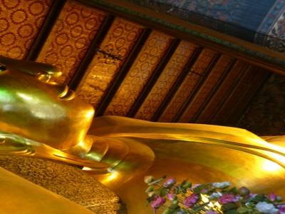 bouddha coucher de la tête aux pieds