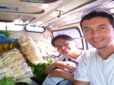 Apres le train,un petit tour en minibus avec les légumes et les poules