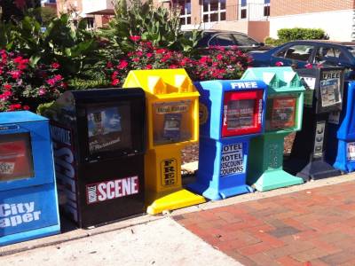 Distributeur de journaux dans les rues