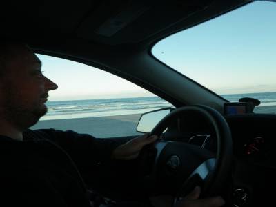 Dim heureux de conduire sur la plage de Daytona