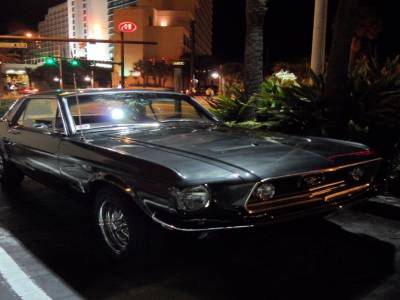 magnifique voiture sur le parking du resto