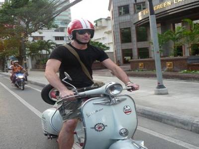 Un beau gosse en Vespa