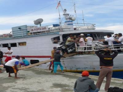 Débarquement du fret au port international de Wakaï !