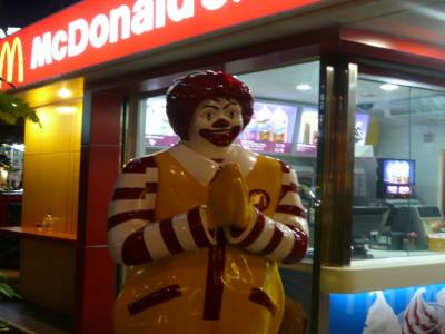 ronald dit bonjour en thai:"sawadsee"