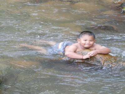 enfant thai dans les waterfall de bang pae