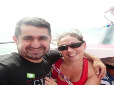 dans le speed boat pour james bond island