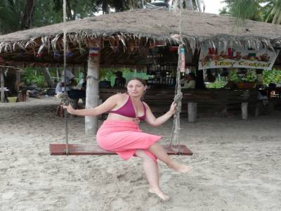 GINGER DEVANS UN BEACH BAR  A NAKA ISLAND
