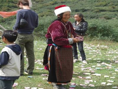 une femme en tenue traditionnelle