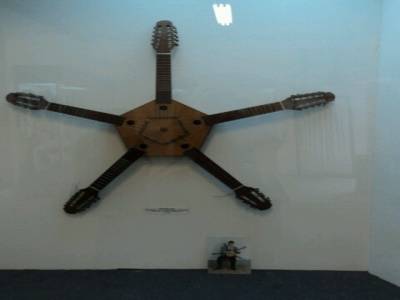 Guitare à 5 manches Musée des instruments musiques
