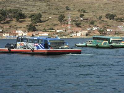 Le bus sur une barque...