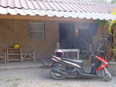 Notre petite maison en bambou et notre moto