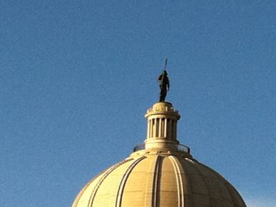 Un indien sur le toit du palais du gouvernement