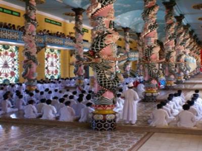 Le temple Cao Dai en prière
