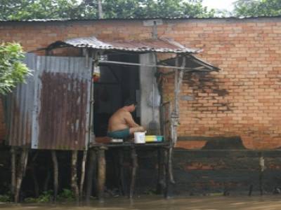 Bidonville sur les rives du Mekong