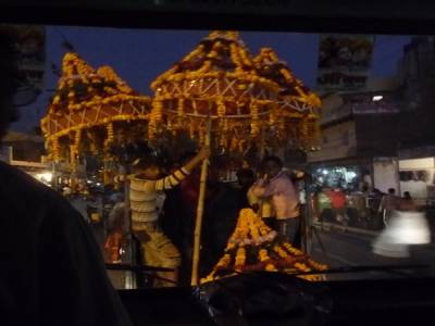 Jeunes en route pour un mariage