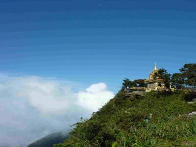Temple sur la falaise (Bokor)