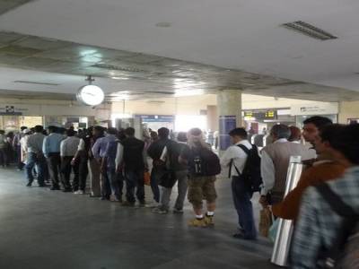 Queue des hommes dans le metro pour passer la secu