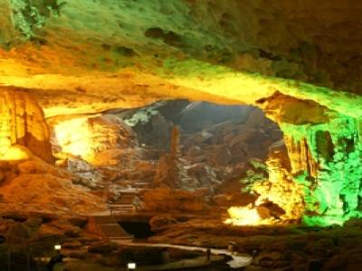La grotte des Surprises (baie d'Along)