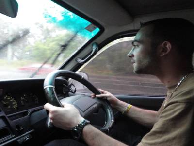 Nico super concentré pour ses premières minutes de conduite, sous la pluie, à Sydney, avec des travaux.....