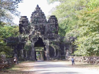 Une des 4 portes  de la cité d'Angkor