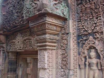 Le Banteay Srei (d'une infime richesse de détails)