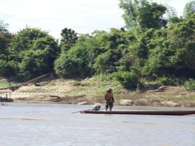 En bateau entre Paksé et Champassak