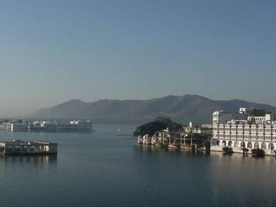 Jag Mandir et Lake Palace hotel sur le lac 