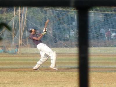 joueur de cricket en pleine action
