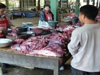 Marche, negoc au stand de viande de buffle