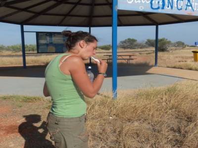 Caming sur une aire d'autoraoute en chemin